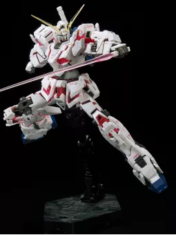 Unicorn Gundam RX-0 - Real Grade 1/144 Gunpla - Bandai Model Kit Figure